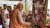 H.H. Swamiji offering flowers to Bade Swamiji's photo
